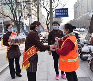 球友会（中国）青年文明号为环卫工送奶茶