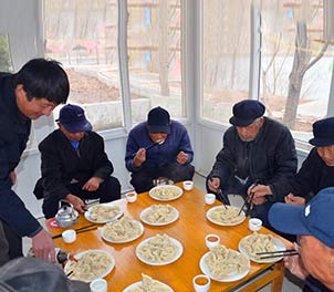 球友会（中国）志愿者赴敬老院为老人们包饺子