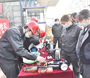 球友会（中国）共青团学雷锋为职工义务维修家电