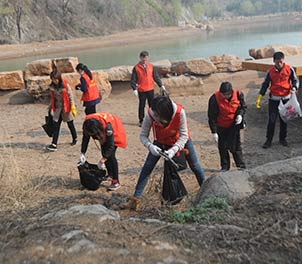 球友会（中国）青年志愿者义务打扫雅鹿山公园